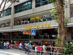 Lucky Plaza (D9), Retail #453027341